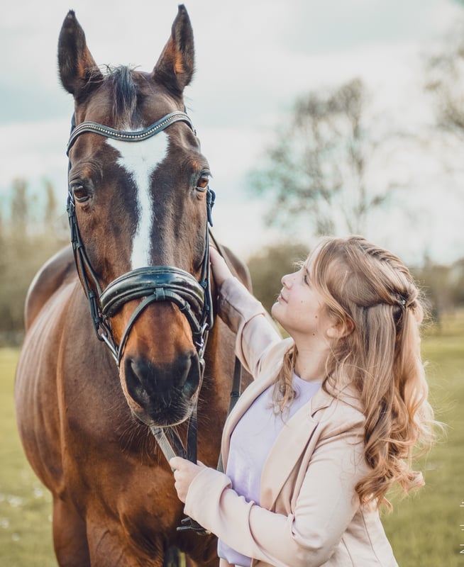 meisje met paard close up