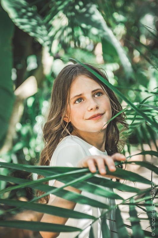 meisje achter blad