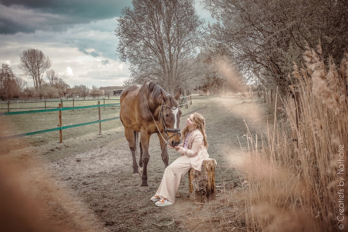 zittend meisje met paard 
