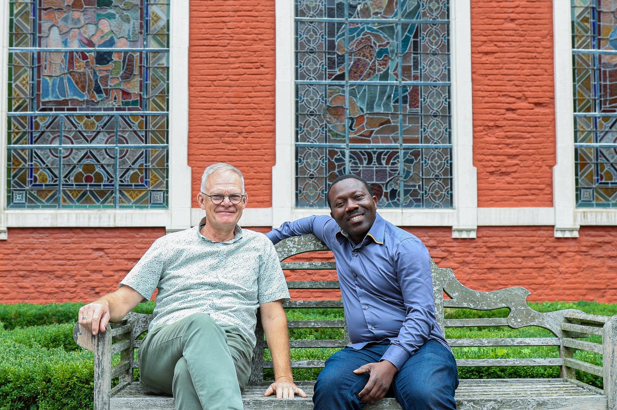 Geert Leliaert (Thagaste) en Pater Julien (Augustijnenklooster) in de binnentuin aan de Academiestraat, waar Thagaste als aparte event- en congreslocatie gasten ontvangt