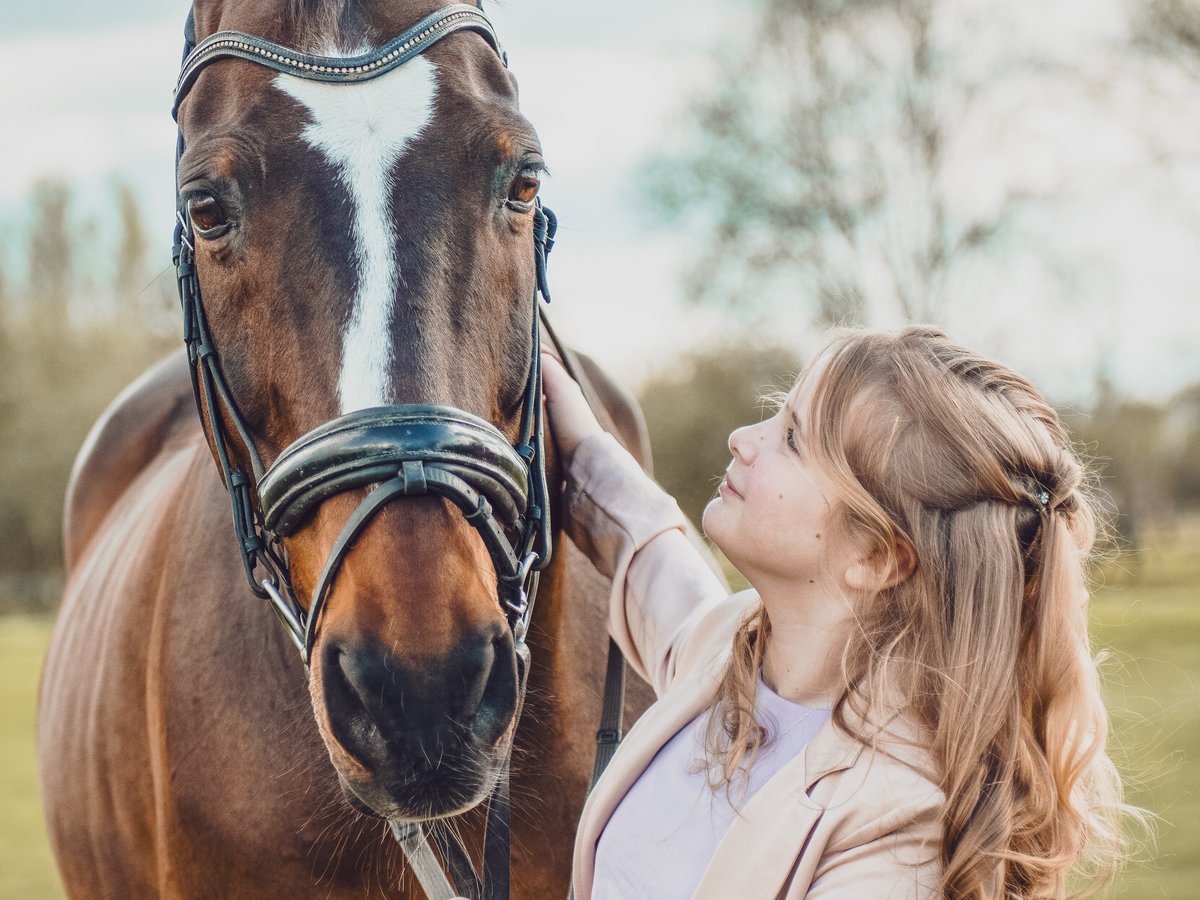 meisje met paard close up