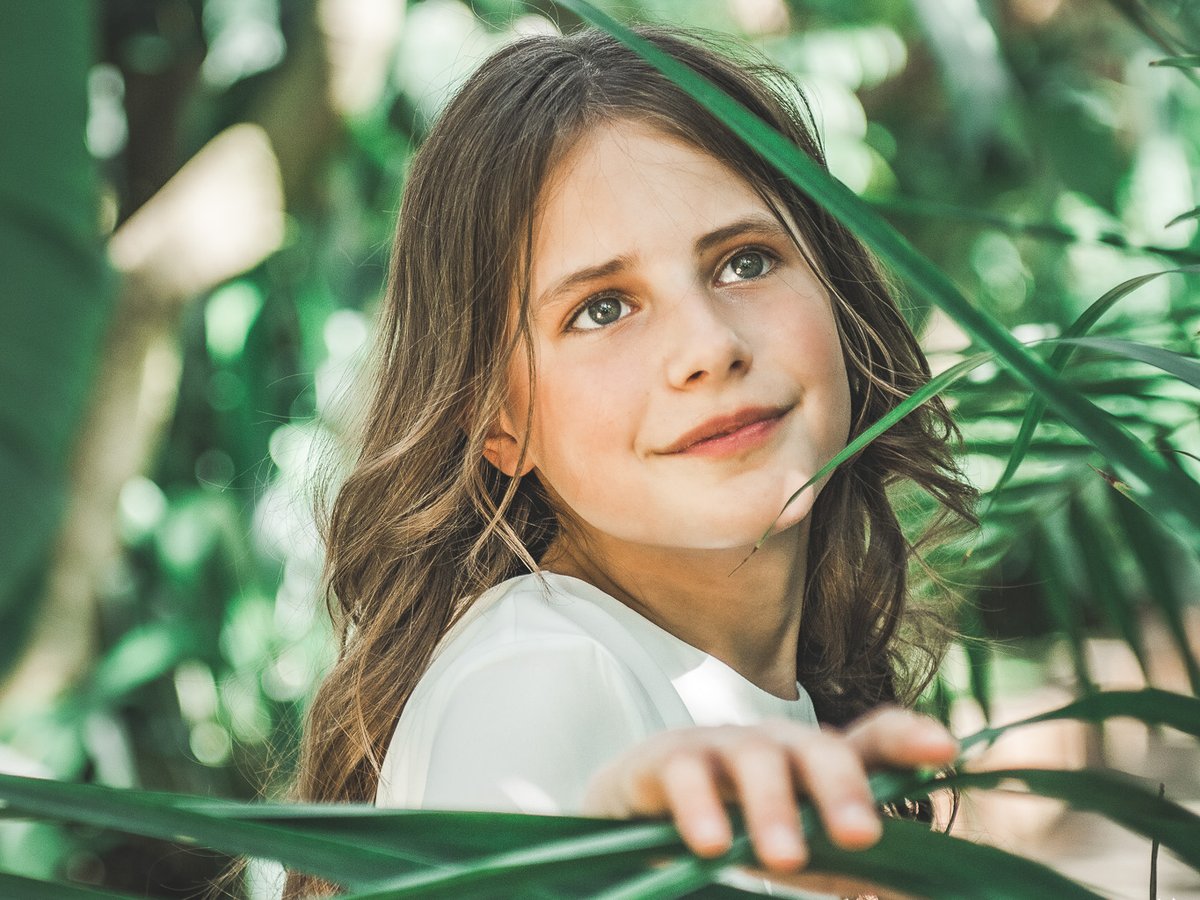 meisje achter blad