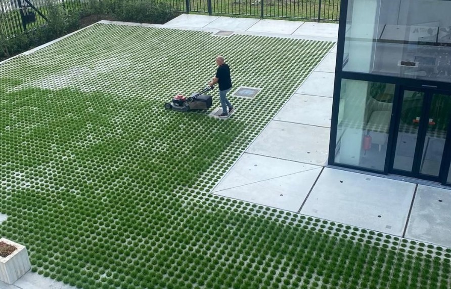 EMC Greenroofs - Beton maaien - waterdoorlatende grasverharding.jpg