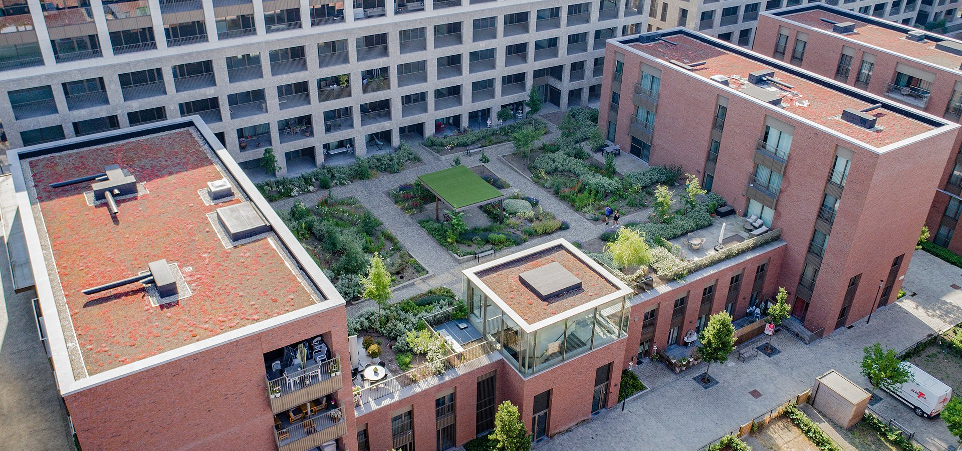 EMC Greenroofs project Quartie Blue aanleg intensieve daktuin te Hasselt